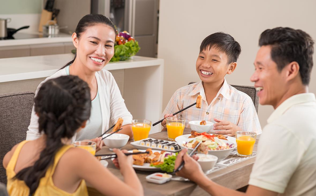Bữa cơm gia đình truyền thống: Hãy cùng ngắm nhìn bữa cơm đầy tình thân của một gia đình truyền thống Việt Nam. Những món ăn đậm chất truyền thống và không khí ấm áp, đầm ấm của gia đình sẽ làm bạn bắt đầu một ngày mới tràn đầy tiếng cười.